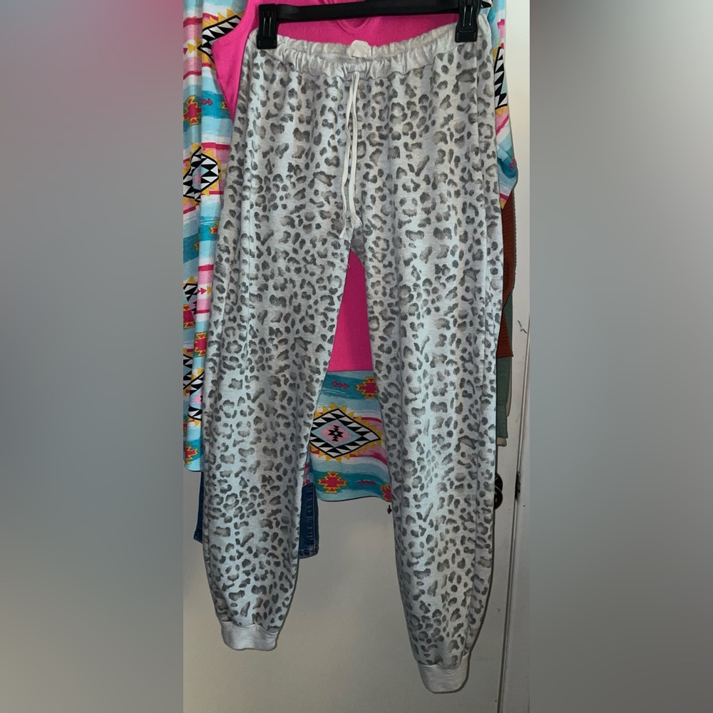 womens medium used Leopard Print Drawstring Joggers - Light Gray